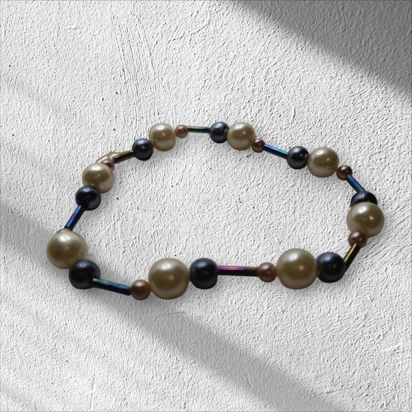 Cream and Black Pearl Bracelet with Elegant Two-Tone Design - Picture 3 of 6